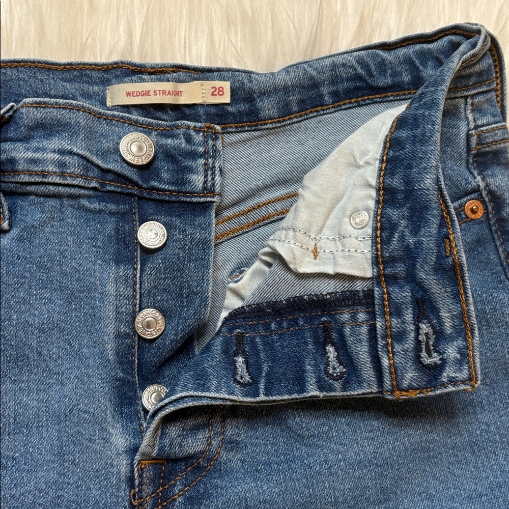 Levi’s Wedgie Straight Jeans, Size 28 - Picture 8 of 12
